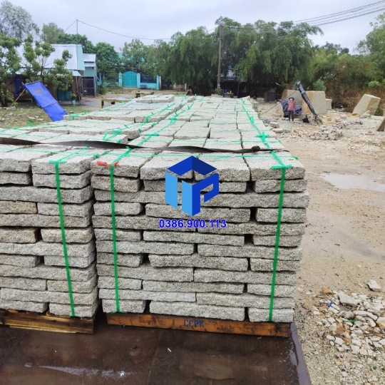 đá bước chân sân vườn