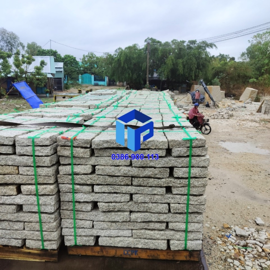 đá bước chân sân vườn