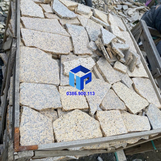 Đá rối vàng băm mặt 