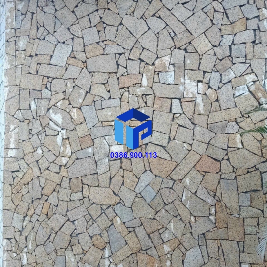 Đá rối vàng băm mặt 