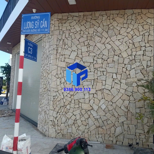 Đá rối vàng băm mặt 