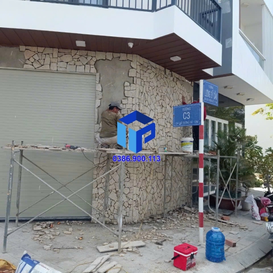 Đá rối vàng băm mặt 