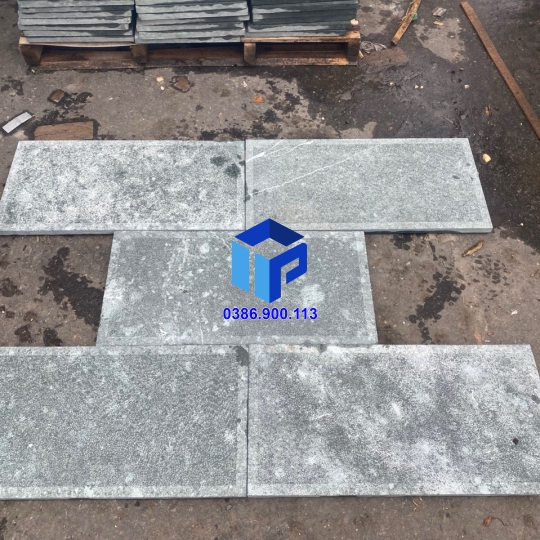 ĐÁ BĂM XANH RÊU CÀ VIỀN 30×60 LÁT SÂN