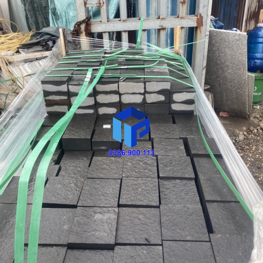 ĐÁ BAZAN ĐEN KHÒ LỬA LÁT SÂN CAO CẤP 10x10
