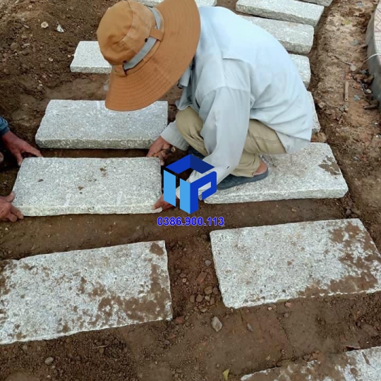 ĐÁ LÁT SÂN MÈ TRẮNG PHƯỚC HÒA