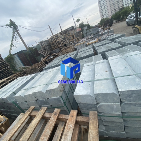 ĐÁ BÓ VỈA XANH SÂN VƯỜN ··